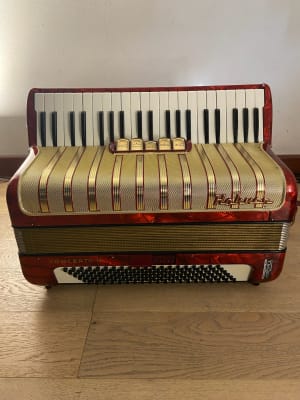 a piano 120 bajos Hohner Concerto IV (SKU:2574)1