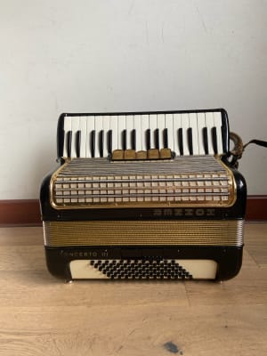 a piano 72 bajos Hohner Concerto III (SKU:2529)1