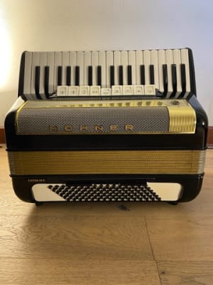 a piano 96 bajos Hohner Lucia IVP
