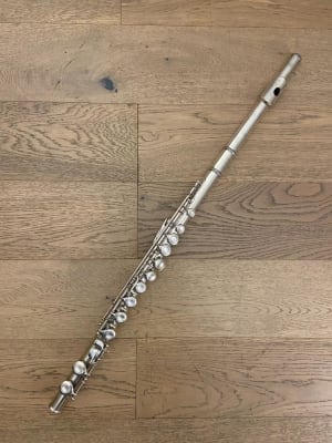 Flauta Traversa Plato cerrado Yamaha YFL-225S (SKU:2229)1