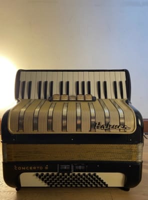 a piano 72 bajos Hohner Concerto III (SKU:2669)1