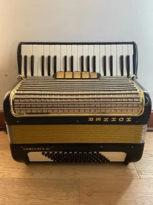 a piano 72 bajos Hohner Concerto III