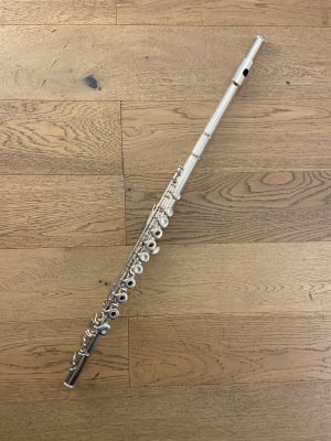 Flauta Traversa Plato abierto Yamaha YFL-285S (SKU:2619)1