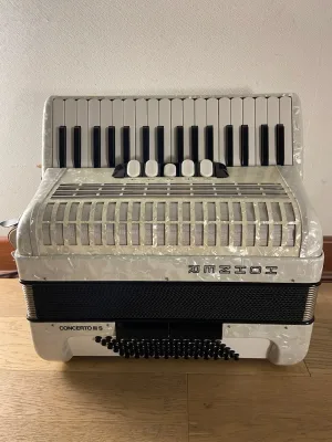 a piano 72 bajos Hohner Concerto IIIS
