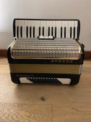 a piano 72 bajos Hohner Concerto II (SKU:2809)1