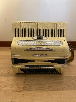 Acordeon a piano 120 bajos Universal (SKU:1371)2