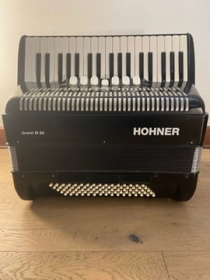 Acordeon a piano 80 bajos Hohner Bravo III