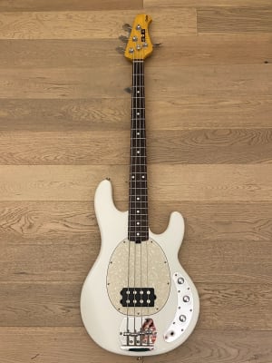 Bajo Electrico Sterling by Music Man StingRay 4 (SKU:1969)4