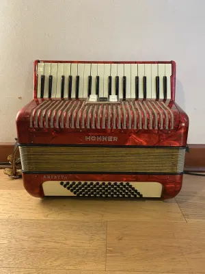 a piano 72 bajos Hohner Arietta IM