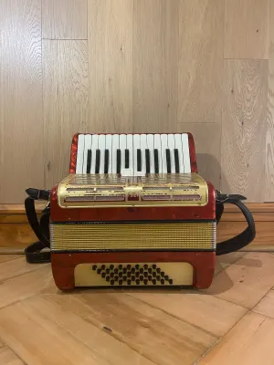a piano 40 bajos Hohner Student IV (SKU:2890)1