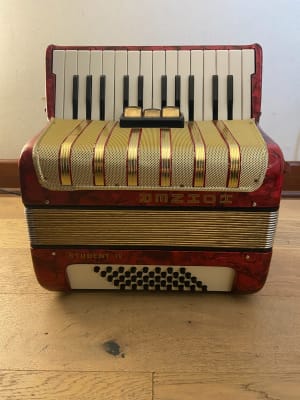 a piano 40 bajos Hohner Student IV (SKU:2540)1