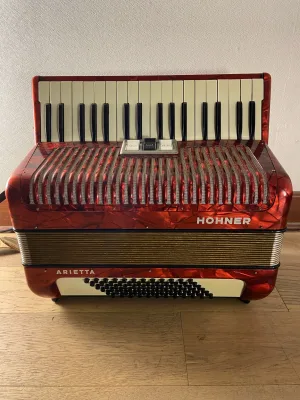 a piano 72 bajos Hohner Arietta IM (SKU:2736)
