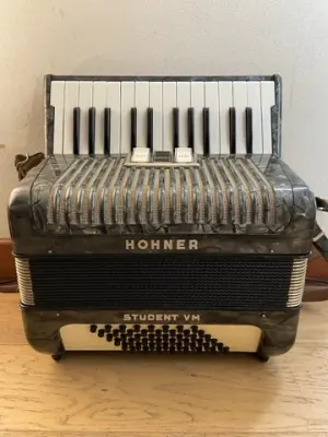 a piano 48 bajos Hohner Student VM (SKU:2828)