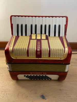 a piano 40 bajos Hohner Student IV (SKU:2582)1