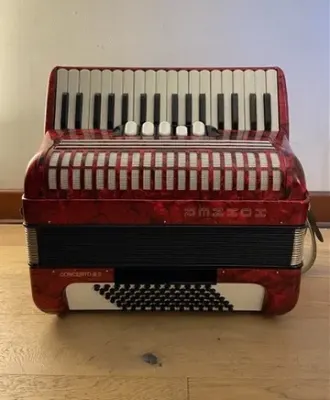 a piano 72 bajos Hohner Concerto IIIS