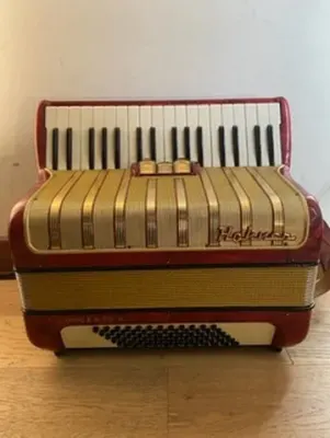 a piano 72 bajos Hohner Concerto II (SKU:2891)