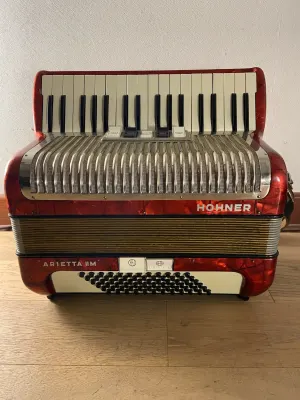 a piano 72 bajos Hohner Arietta IIM (SKU:2735)