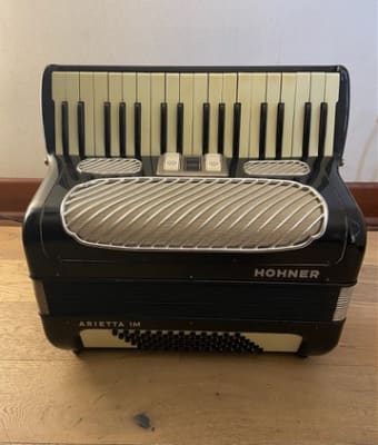 a piano 72 bajos Hohner Arietta IM (SKU:2557)1