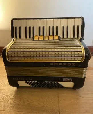 a piano 72 bajos Hohner Concerto III (SKU:2761)1