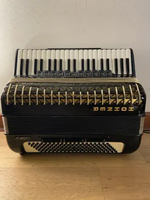 a piano 120 bajos Hohner Atlantic IV de Luxe (SKU:2808)1