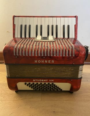 a piano 48 bajos Hohner Student VM (SKU:2558)1