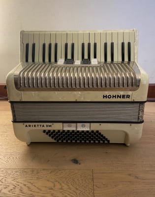 a piano 72 bajos Hohner Arietta IIM (SKU:2587)1