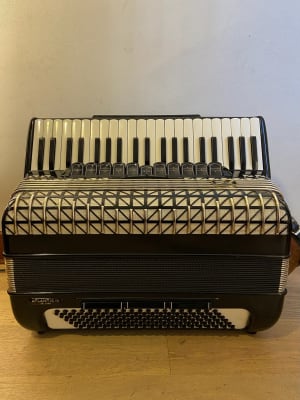 a piano 120 bajos Hohner Atlantic IV de Luxe (SKU:2406)1