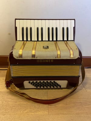 a piano 40 bajos Hohner Starlet (SKU:2407)1