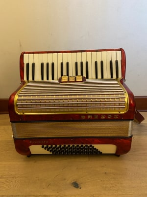 a piano 72 bajos Hohner Concerto II (SKU:2019)1