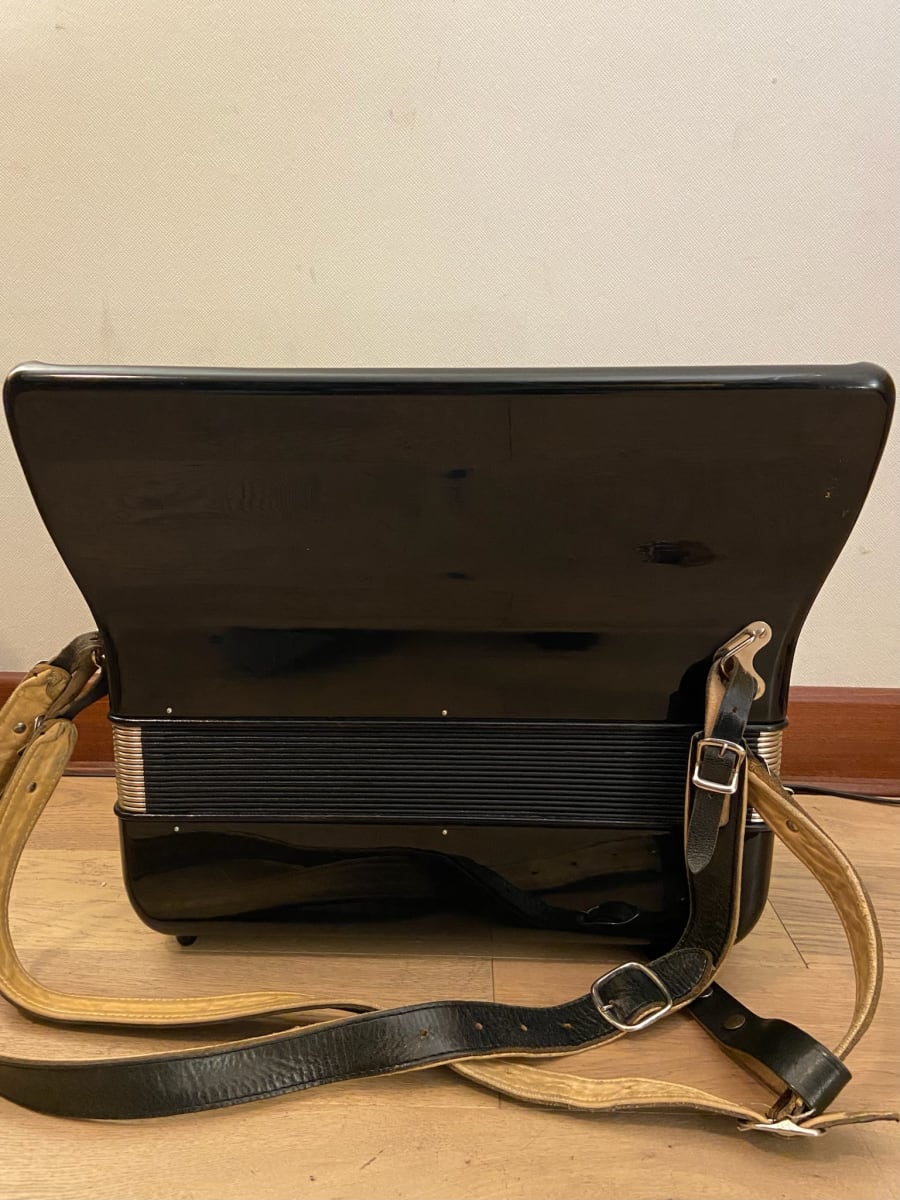 a piano 72 bajos Hohner Arietta IIM (SKU:2260) | Instrumentos Chile
