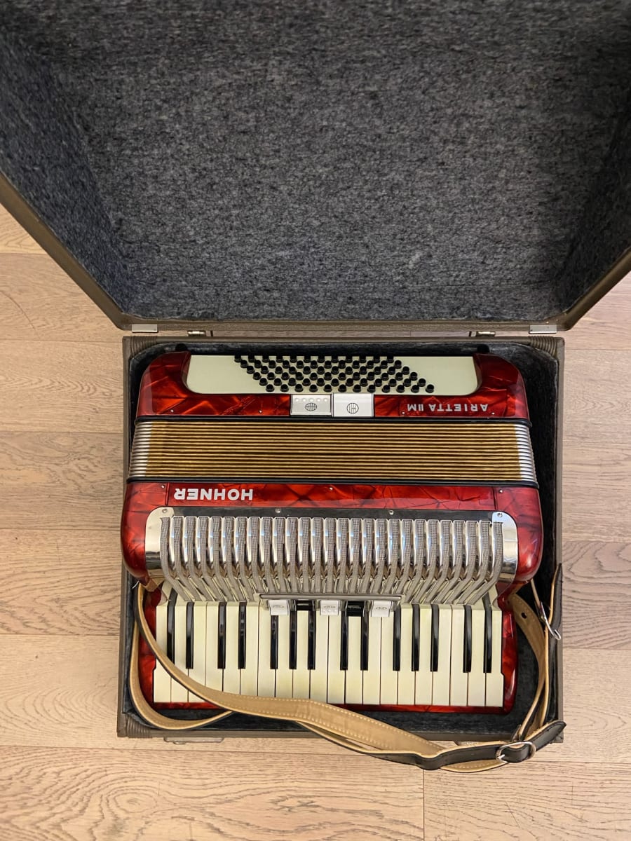 a piano 72 bajos Hohner Arietta IIM (SKU:2485