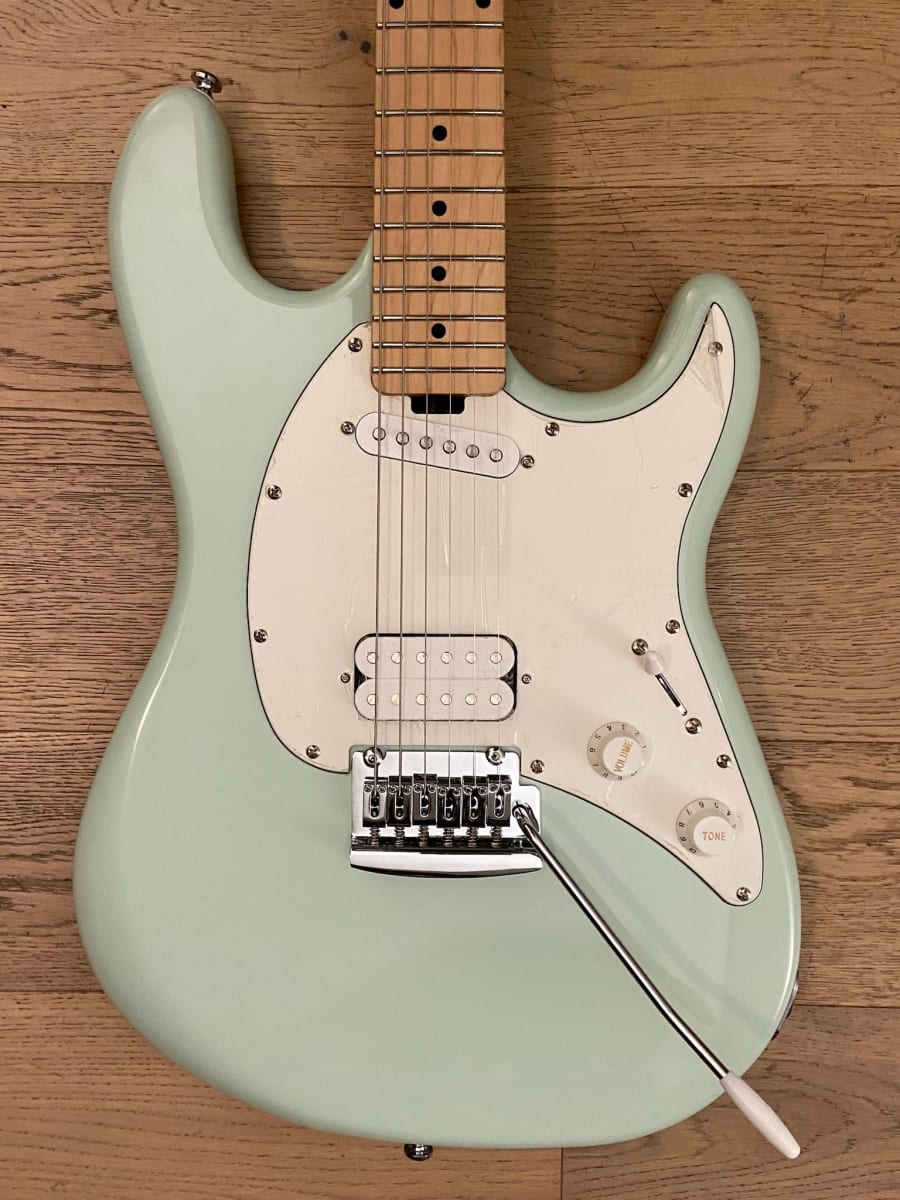 sterling-by-music-man-cutlass-short-scale-hs-sku-2202-instrumentos