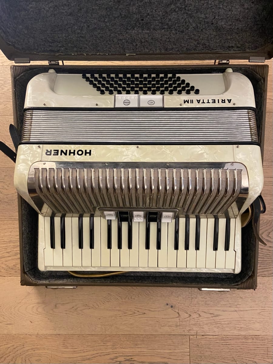a piano 72 bajos Hohner Arietta IIM (SKU:2587