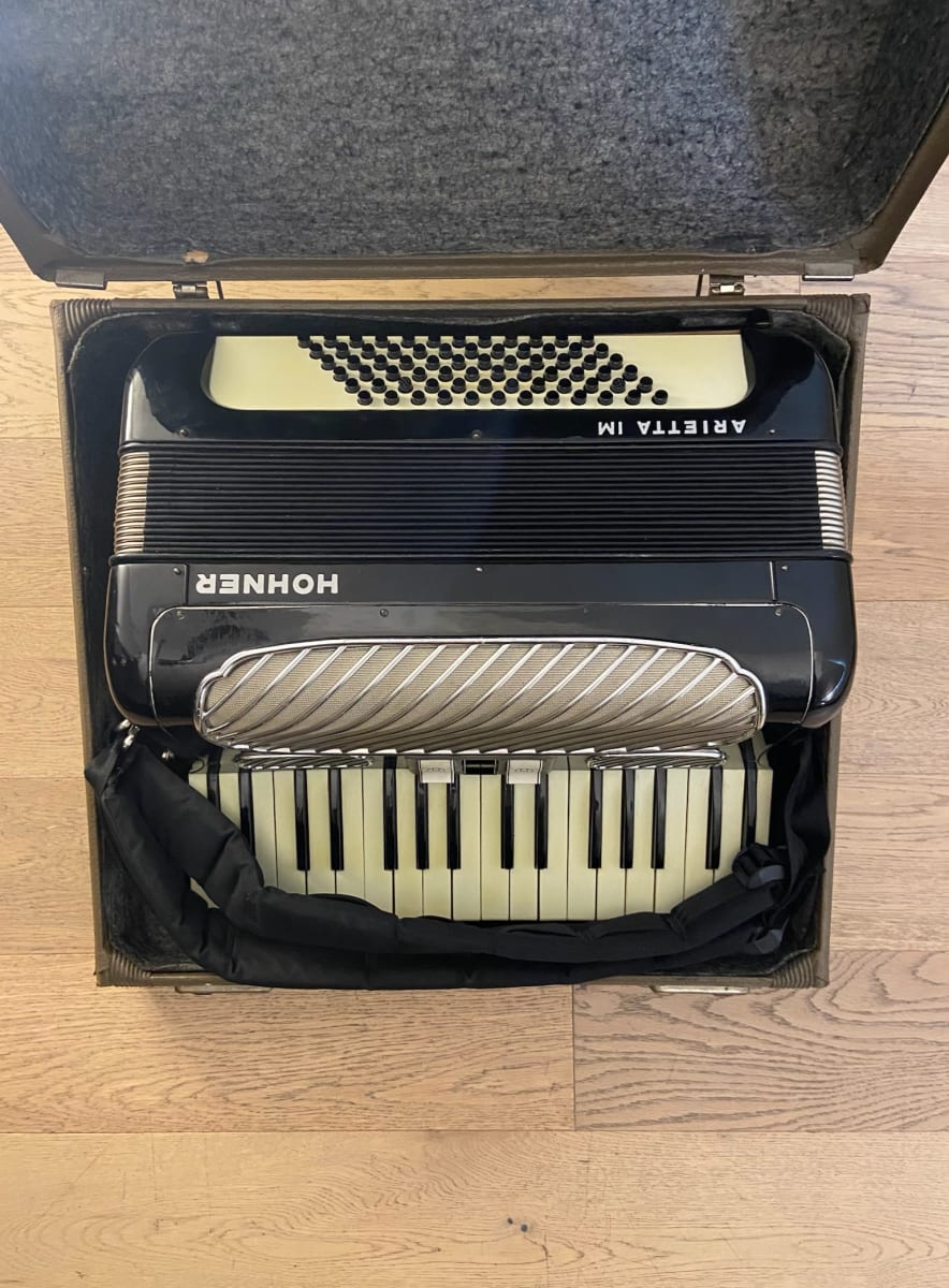 a piano 72 bajos Hohner Arietta IM (SKU:2557) | Instrumentos