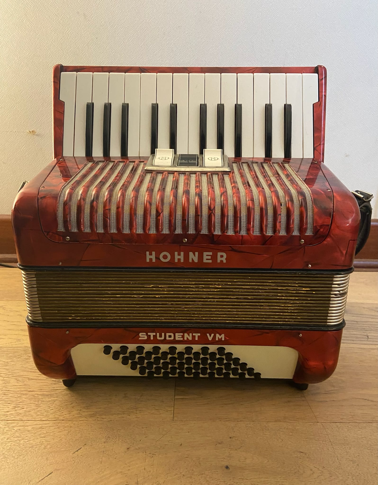 a piano 48 bajos Hohner Student VM