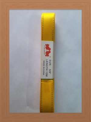 CINTA SATIN BORDE DORADO 1.5 CM AMARILLO ORO1