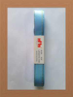 CINTA SATIN BORDE DORADO 1.5 CM CELESTE