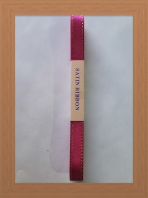 CINTA SATIN BORDE DORADO 1 CM FUCSIA1