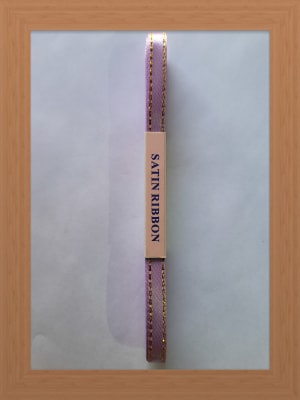 CINTA SATIN BORDE DORADO 0.7 CM LILA