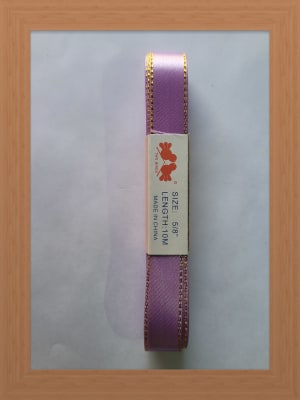CINTA SATIN BORDE DORADO 1.5 CM LILA