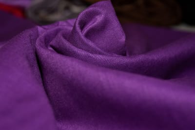 TELA CREA 144 HILOS COLOR MORADO 20