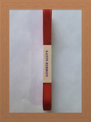 CINTA SATIN BORDE DORADO 1 CM ROJO