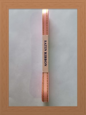 CINTA SATIN BORDE DORADO 0.7 CM ROSADO FUERTE