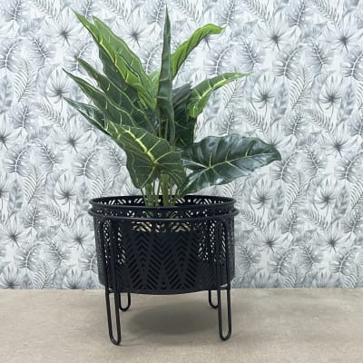 Macetero calado triangular negro gr2