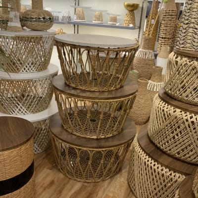 Mesa mimbre con cubierta blanca mediana2