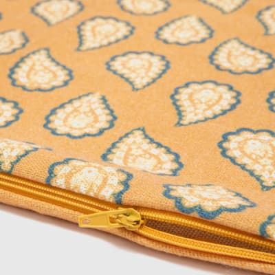 Cojín estampado amarillo