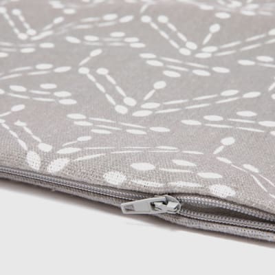 Cojín estampado gris