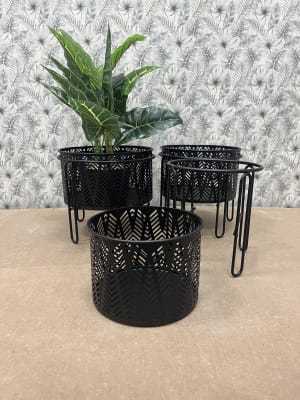 Macetero calado triangular negro m1