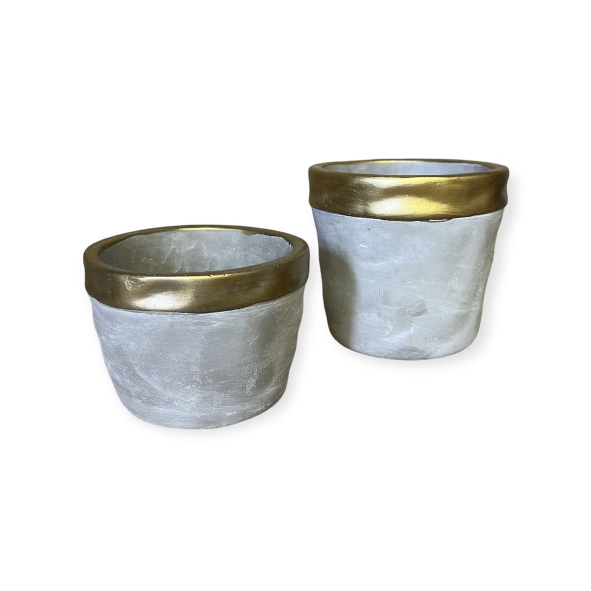 Macetero cemento borde dorado gr1