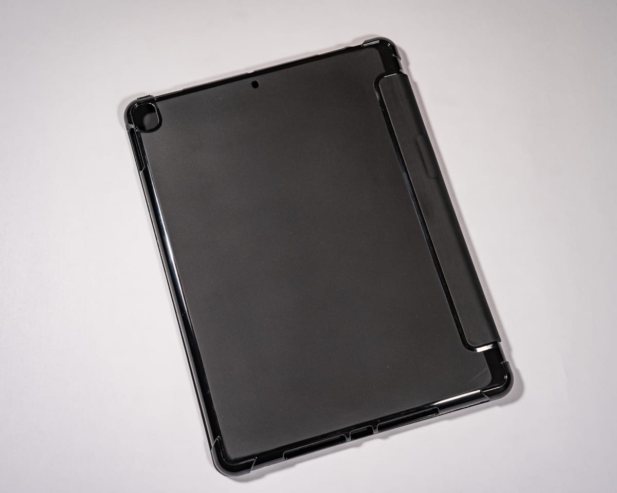 MAGNETICA CON TAPA DE CUERO NEGRO IPAD 5TA/6TA GENERACION3